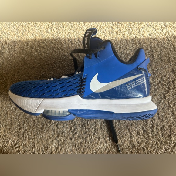 Nike basketball shoes - Picture 2 of 5